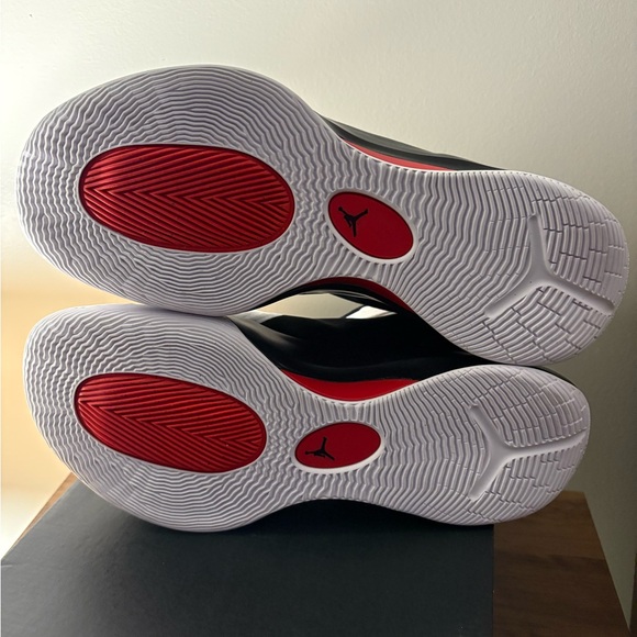 Jordan Athletic Shoes in Black and White - Picture 4 of 6